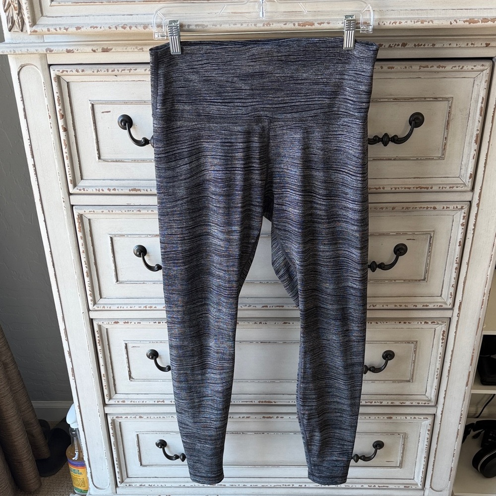 Lululemon Gray and Black Patterned Leggings. Women’s size M